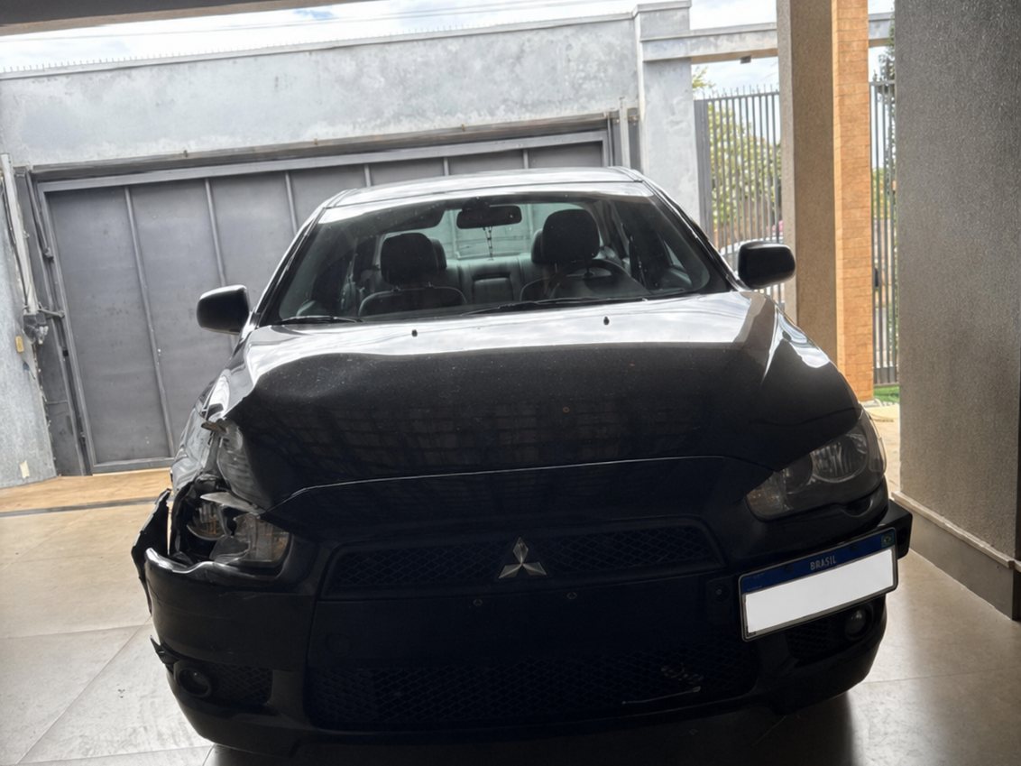 Mitsubishi Lancer de associado danificado antes do reparo