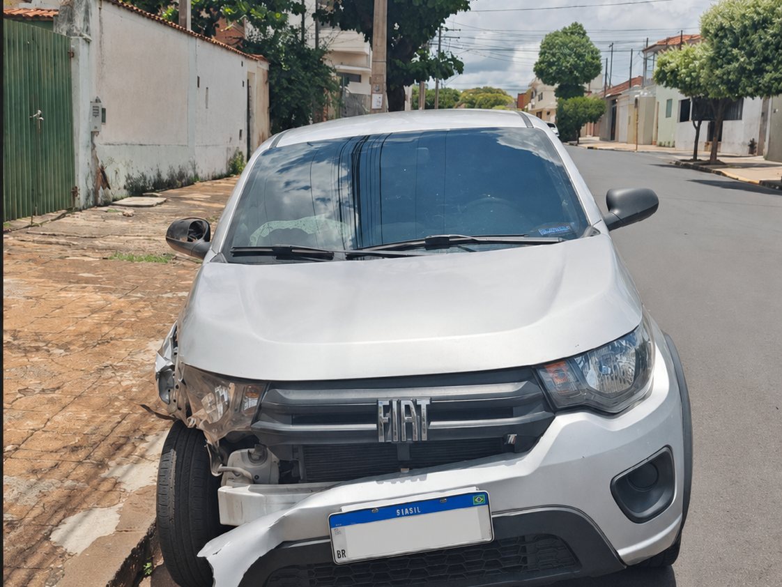 Fiat Mobi de associado danificado antes do reparo